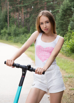 В парке была замечена прекрасная девушка без одежды