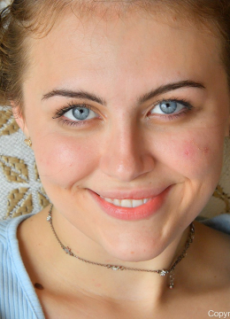 Нимфоманка ввела вибраторы в свою бритую пизду