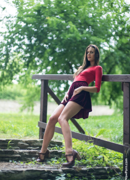 В лесу шла худая девушка с миниатюрными грудями